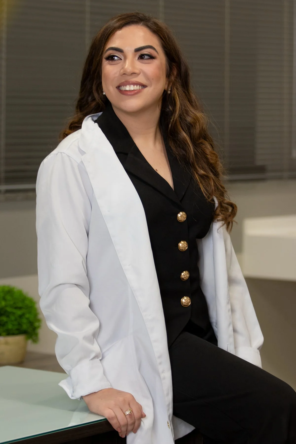 Dra. Giovanna Carvalho sorrindo, de jaleco branco.